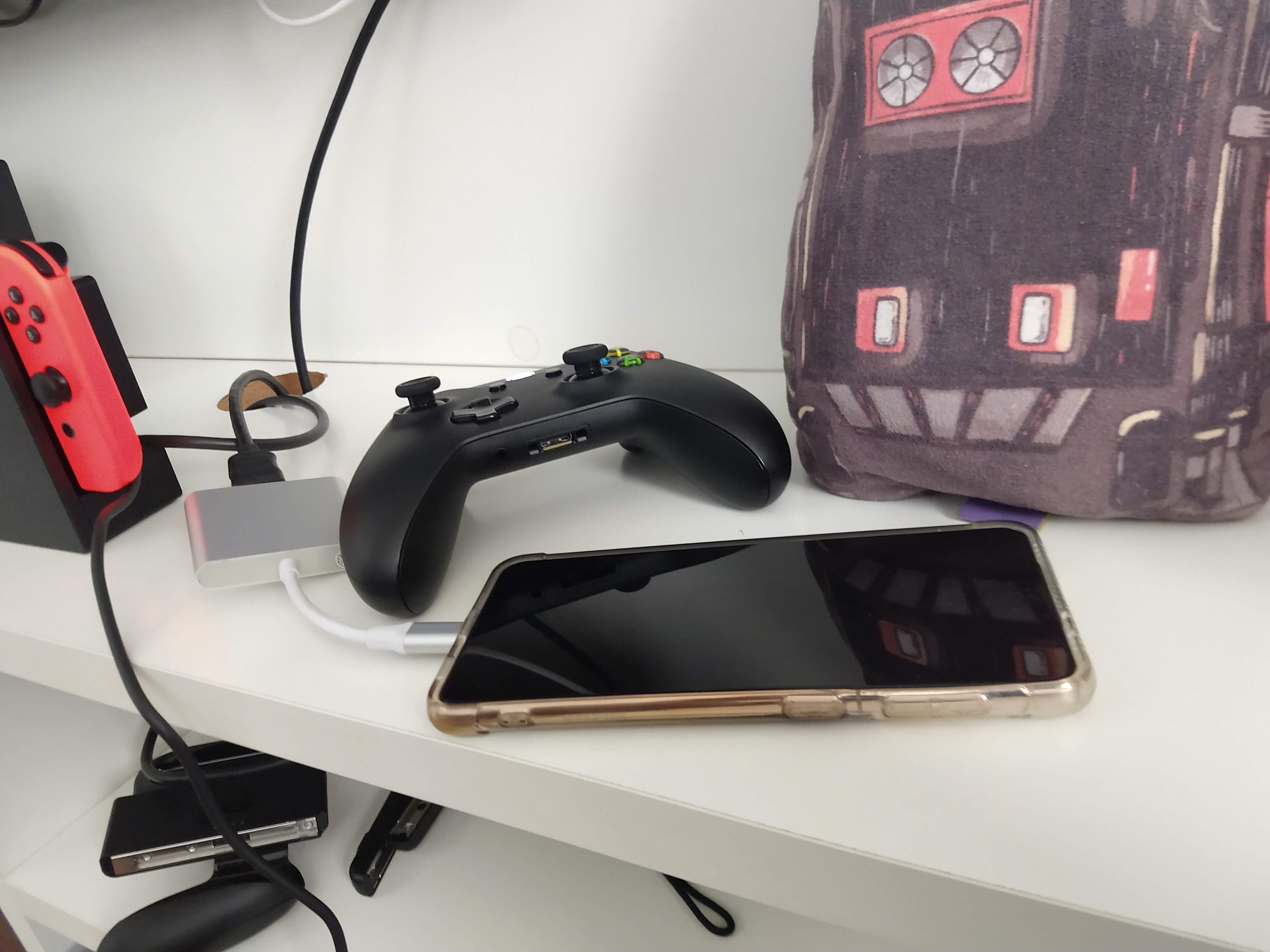 XCloud rodando em uma TV conectada a um celular Samsung S21+